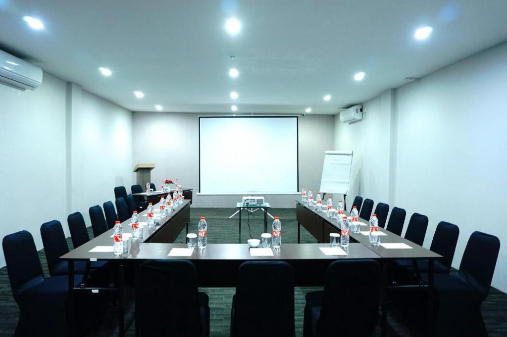 Airish Hotel Palembang Exterior photo