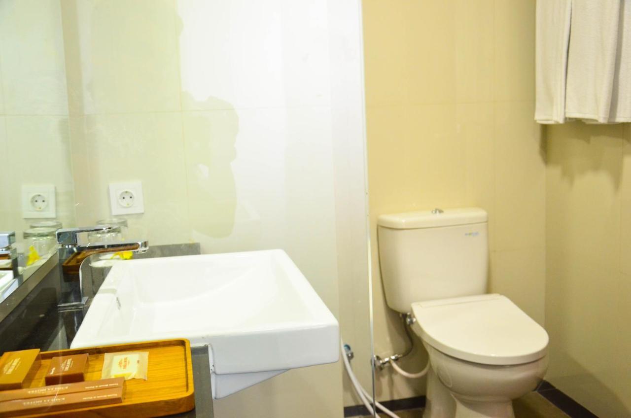Airish Hotel Palembang Exterior photo