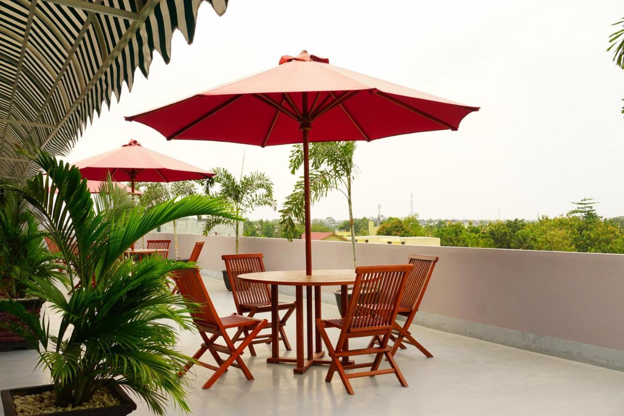 Airish Hotel Palembang Exterior photo