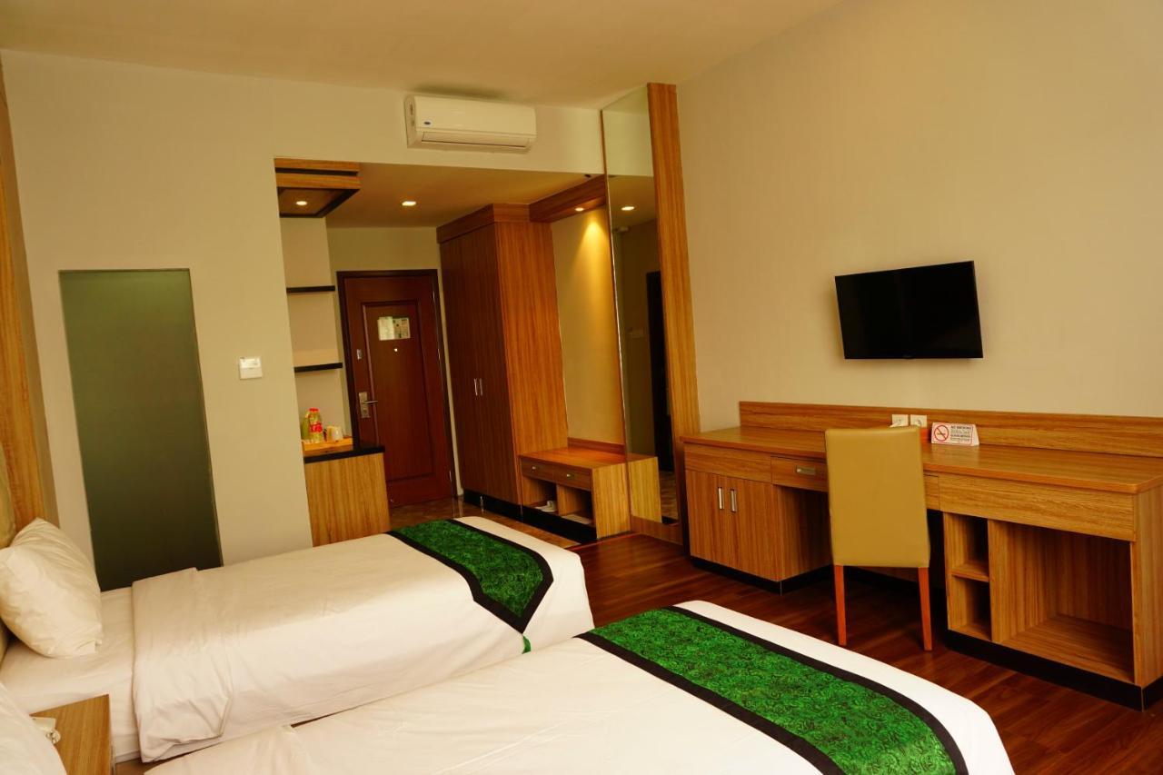 Airish Hotel Palembang Exterior photo
